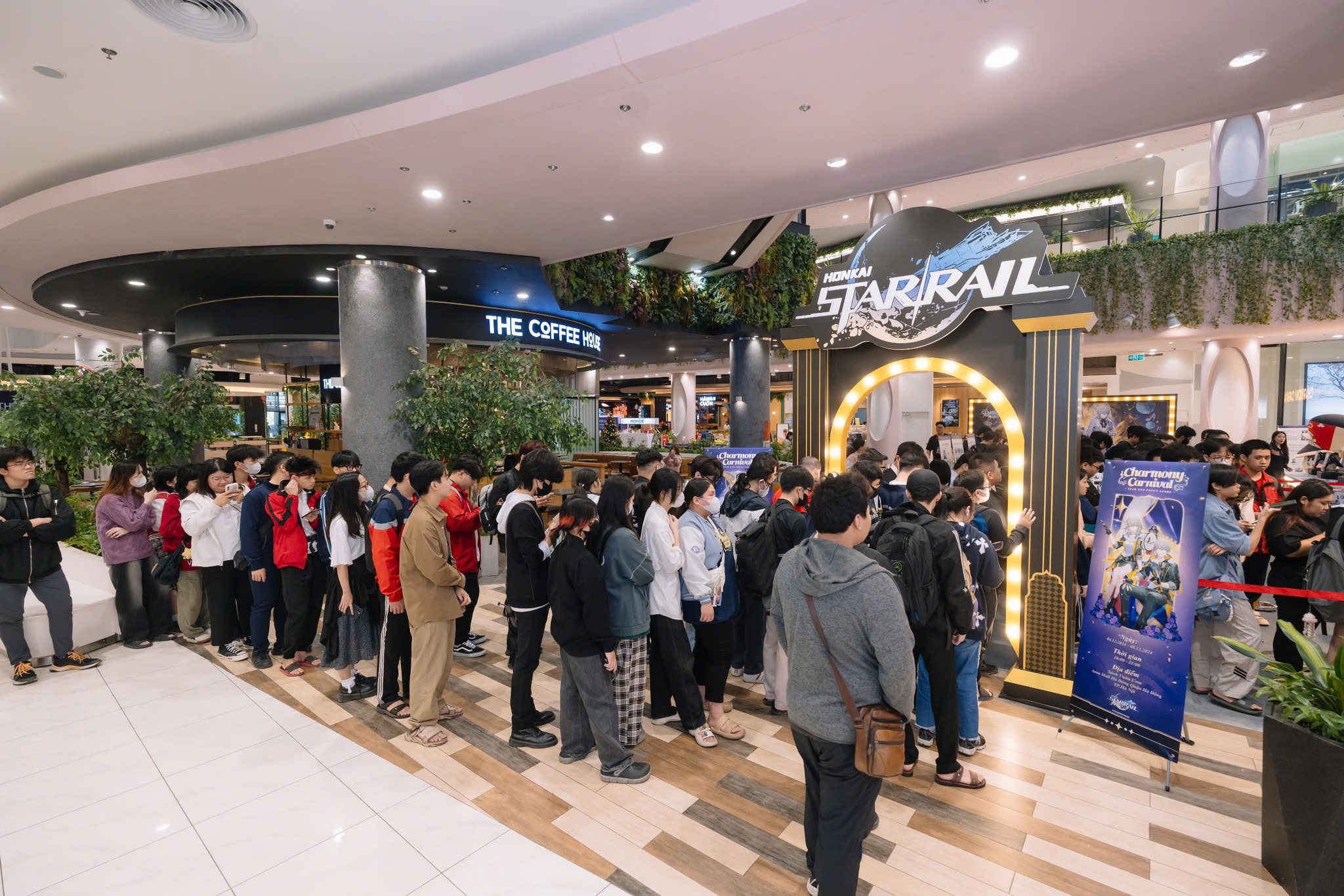 đoàn người xếp hàng tham gia sự kiện