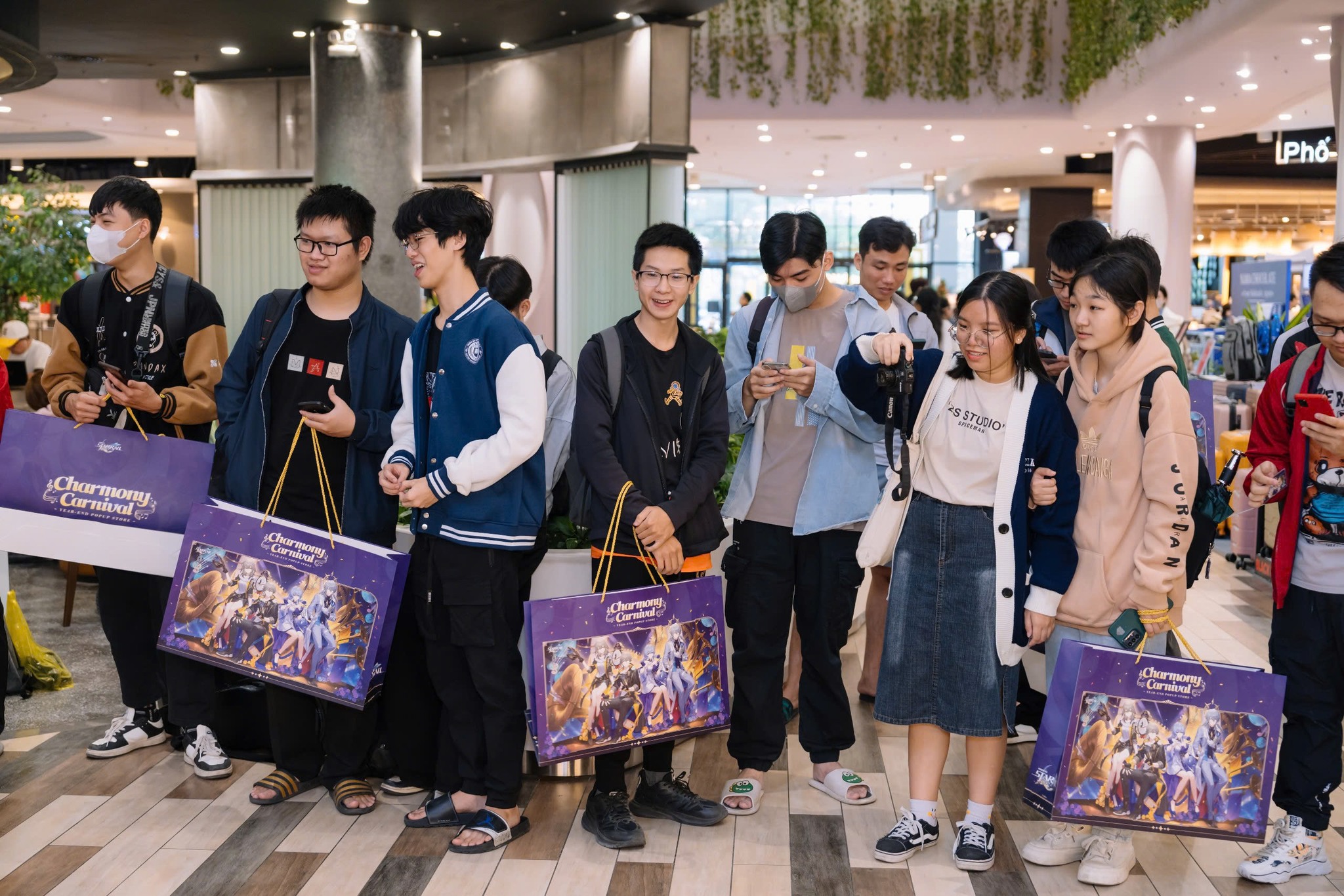 Khách hàng nhận quà 