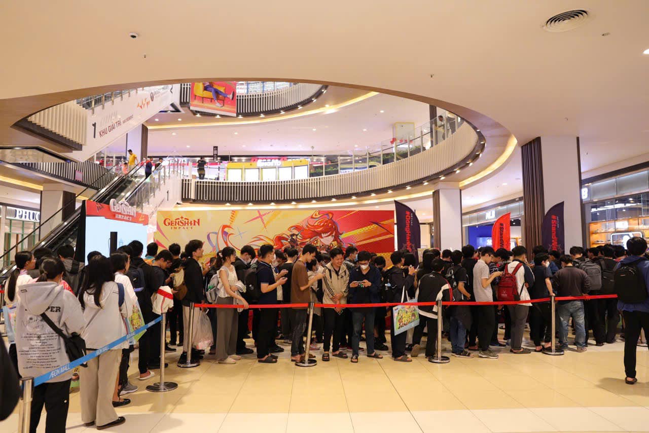 Đoàn người xếp hàng tham gia sự kiện